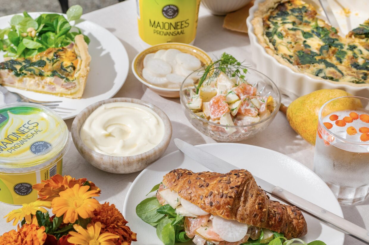 Tarplan Croissant lõhe ja pirnisalatiga / Tarplan Croissant with salmon and pear salad