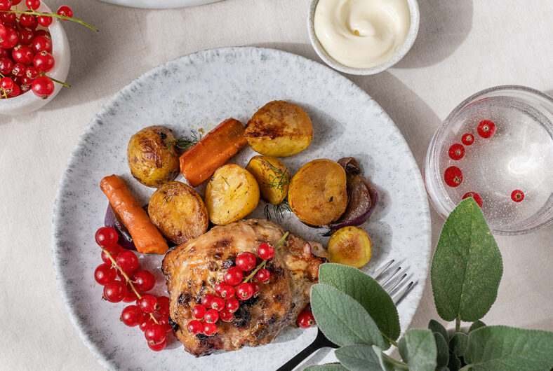 Tarplan Sõstramarinaadis broilerikints koos ahjuköögiviljadega / Broiler Thighs in Berry Marinade with Roasted Vegetables